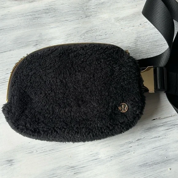 lululemon black sherpa belt bag Everywhere *Fleece *Plush *Mesh *Corduroy TellurideFUEL This item has a purchase limitup to 5 of the same colour or 10 of different colours. Sherpa Fleece Comfortable Strap Lululemon
